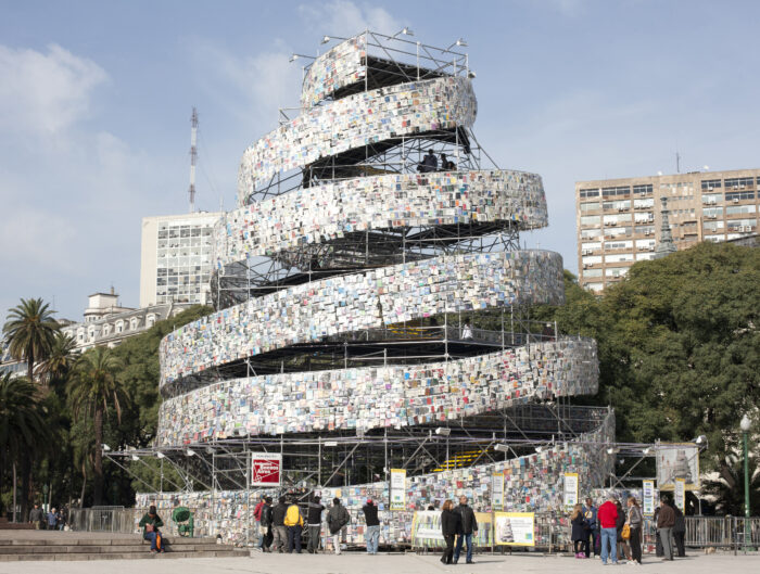Torre de babel, 2011. Foto Archivo Marta Minujín