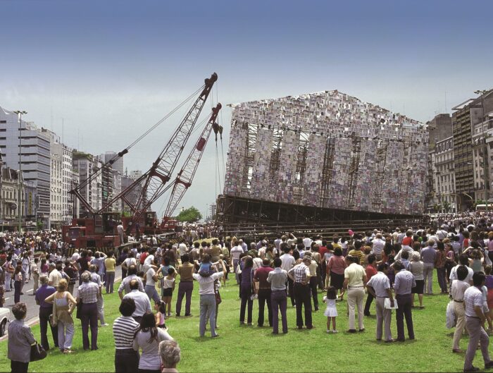 Partenón de libros prohibidos, 1983 - Foto Archivo Marta Minujín
