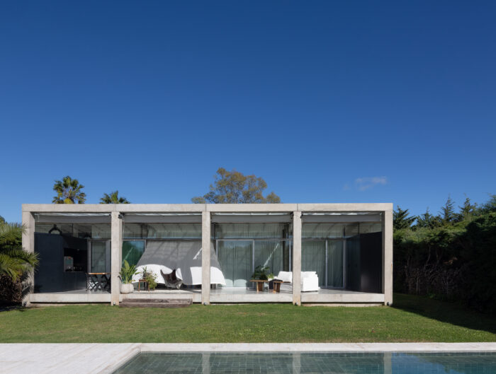 Hargar - Casa con columnas - Foto Javier Agustín Rojas