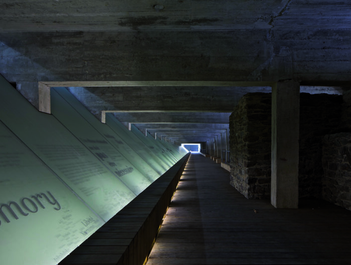 Wodiczko+Bonder - Memorial Nantes passage