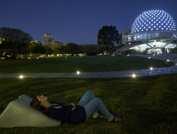 Espalditas, diseño del Estudio Cabeza para mobiliario urbano. Planetario de Buenos Aires. 2017
Photo: Hernán Zenteno