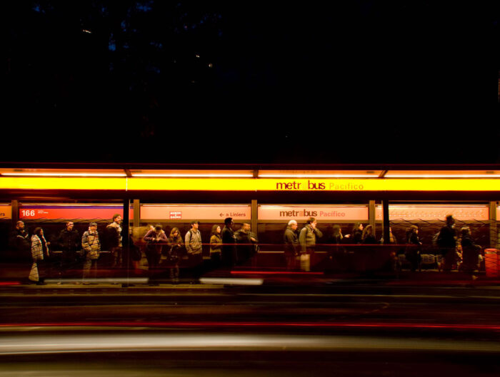 Mucha cola pero por suerte hay techo, MetroBus Juan B Justo, 2011, Fotografía Mariela Rivas