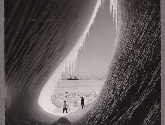 Gruta en un iceberg. Fotografía de la Expedición Antártica Británica (1911–1913). Colección Sir Joseph James Kinsey. © Alexander Turnbull Library, Nueva Zelanda (Ref. PA1-f-067-12-04)
