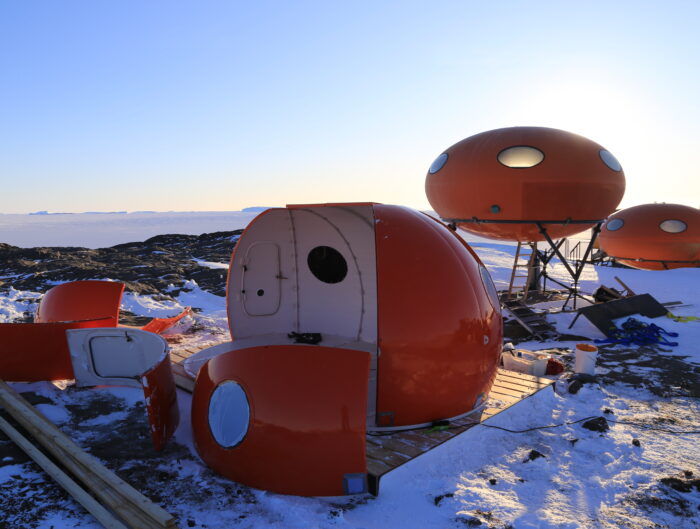 Constructing the Becharvaise Island Melon Hut (Australia) © John Burgess - Australian Antarctic Division - Australian Antarctic Program