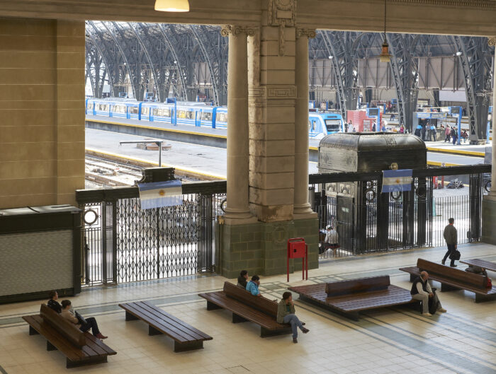 Estudio Cabeza. Bancos en la renovada estación Retiro.
Photo: Hernan Zenteno