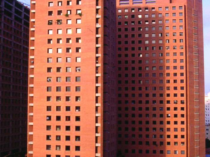 Conjunto Residencial Solano - Proyecto: Arq. Francisco Pimentel / Arq. Bernando Borges / Arq. Oscar Capiello - Ubicación: Caracas, Venezuela